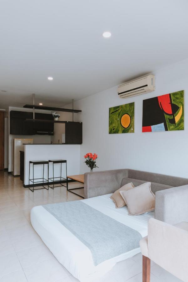 Travelers Orange Suites Medellin Exterior photo